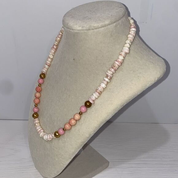 Vintage Conch Shell Round Bead Pink and White Beaded Necklace - Picture 3 of 9